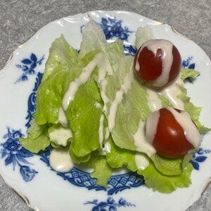 トマトとレタスのシーザーサラダ